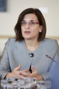 Albanische Ministerin Milena Harito während der Aussprache