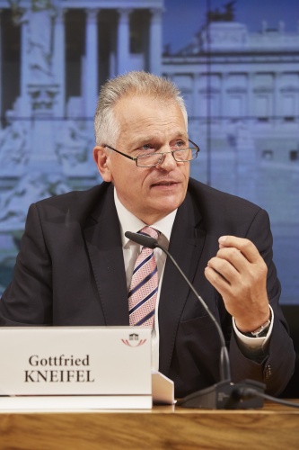 Bundesratspräsident Gottfried Kneifel (V) während der Pressekonferenz