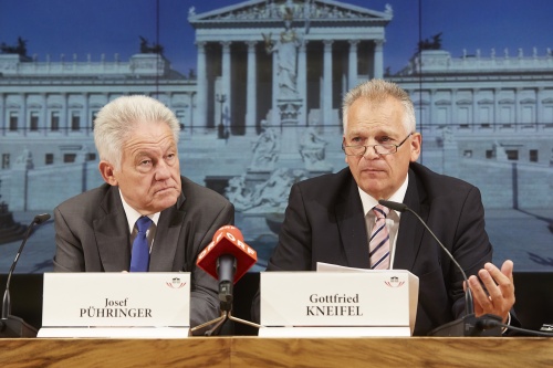 v.l.: Der Landeshauptmann von Oberösterreich Josef Pühringer und Bundesratspräsident Gottfried Kneifel am Podium