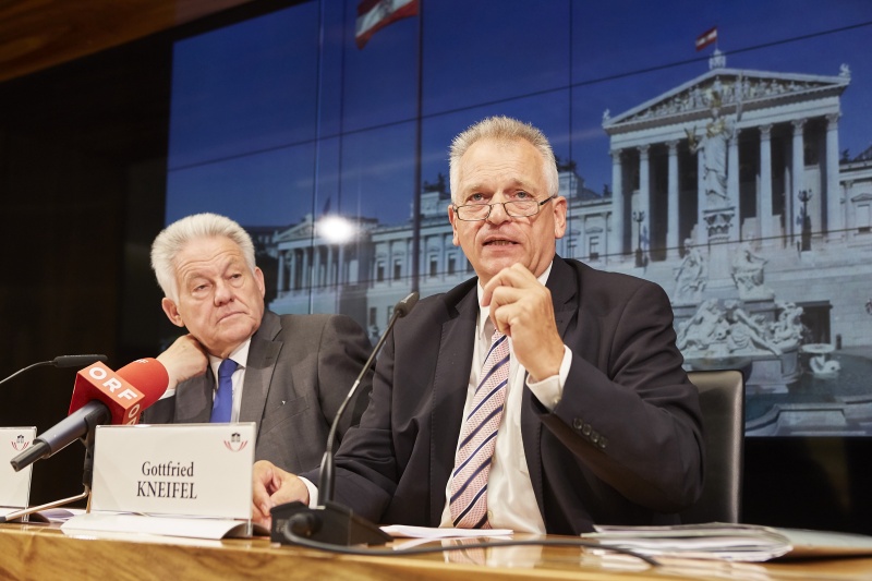 v.l.: Der Landeshauptmann von Oberösterreich Josef Pühringer und Bundesratspräsident Gottfried Kneifel am Podium