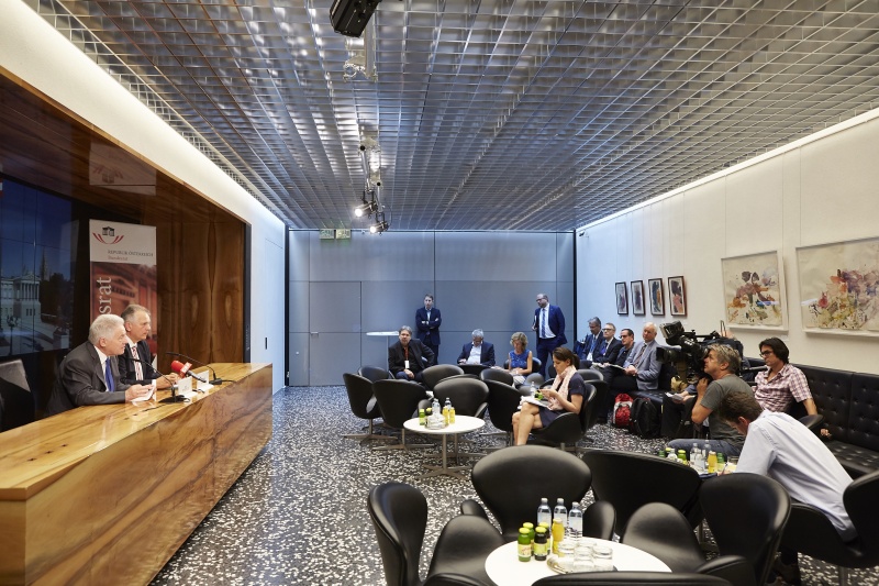 Podium v.li.: Der Landeshauptmann von Oberösterreich Josef Pühringer und Bundesratspräsident Gottfried Kneifel am Podium. Blick Richtung VeranstaltungsteilnehmerInnen