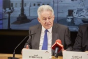 Der Landeshauptmann von Oberösterreich Josef Pühringer während der Pressekonferenz