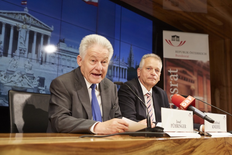 v.l.: Der Landeshauptmann von Oberösterreich Josef Pühringer und Bundesratspräsident Gottfried Kneifel am Podium
