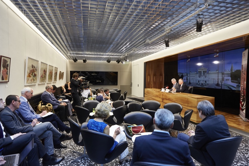 Podium v.li.: Der Landeshauptmann von Oberösterreich Josef Pühringer und Bundesratspräsident Gottfried Kneifel am Podium. Blick Richtung VeranstaltungsteilnehmerInnen