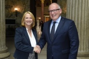 v.li.: Nationalratspräsidentin Doris Bures (S) begrüßt den Ersten Vizepräsidenten der Europäischen Kommission Frans Timmermans