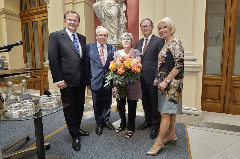 v.li.: Volksanwalt Günther Kräuter, Volksanwalt Peter Fichtenbauer, Kammerschauspielerin Elisabeth Orth, Zweiter Nationalratspräsident Karlheinz Kopf (V) und Volksanwältin Gertrude Brinek