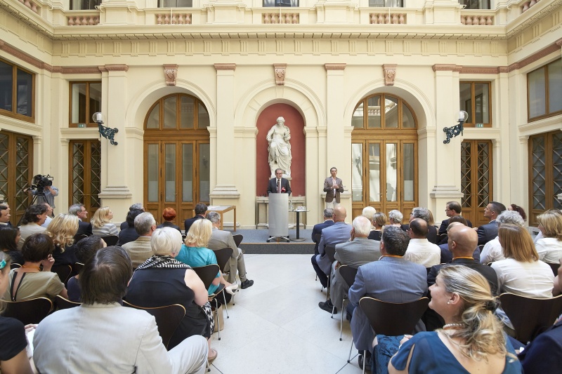 Zweiter Nationalratspräsident Karlheinz Kopf (V) begrüßt die VeranstaltungsteilnehmerInnen