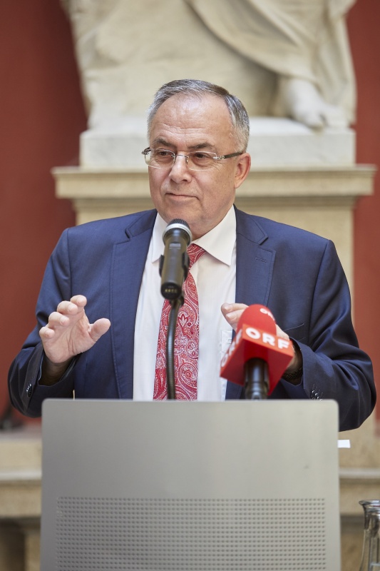 Volksanwalt Peter Fichtenbauer am Rednerpult