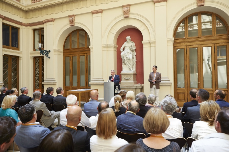 Volksanwalt Peter Fichtenbauer am Rednerpult. Blick Richtung VeranstaltungsteilnehmerInnen