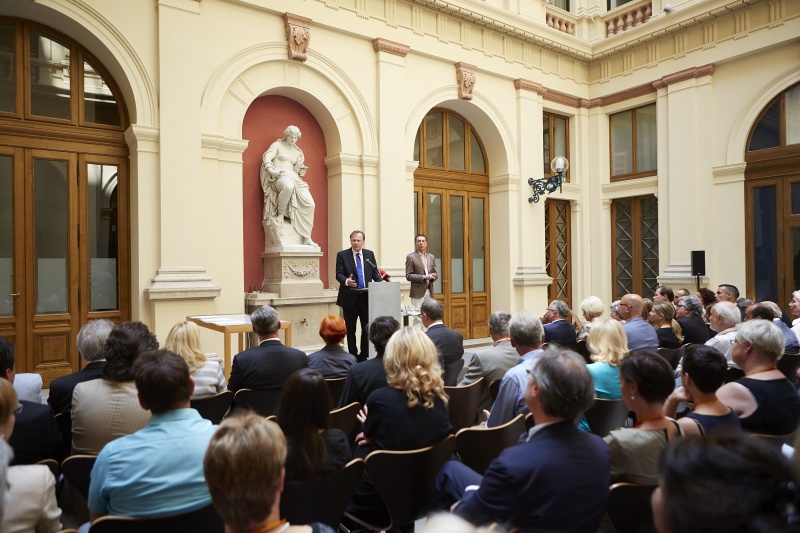 Volksanwalt Günther Kräuter am Rednerpult. Blick Richtung VeranstaltungsteilnehmerInnen