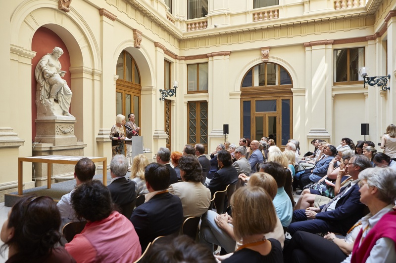 Volksanwältin Gertrude Brinek am Rednerpult. Blick Richtung VeranstaltungsteilnehmerInnen