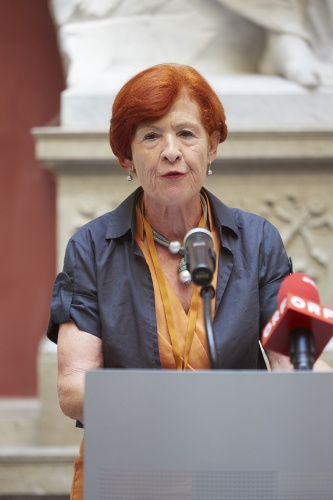Die Vorsitzende des Menschenrechtsbeirats Renate Kicker am Rednerpult