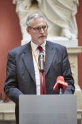 Der stv. Vorsitzende des Menschenrechtsbeirats Andreas Hauer am Rednerpult
