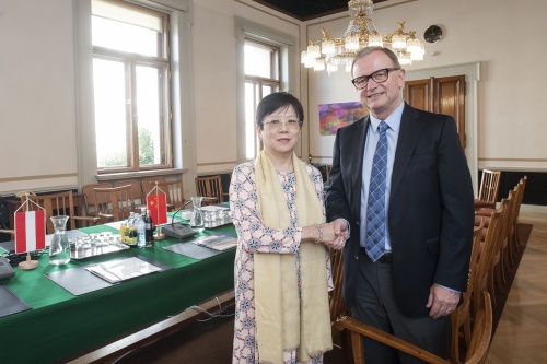 v.li.: Chinesiche Ministerin Li Xiaolin und der Zweite Nationalratspräsident Karlheinz Kopf (V)