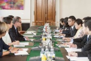 Aussprache. Rechte Tischhälfte: Chinesische Delegation mit Ministerin Li Xiaolin (4.v.re.). Linke Tischhälfte: Österreichische Delegation mit dem Zweiten Nationalratspräsident Karlheinz Kopf (V) (3.v.li.)