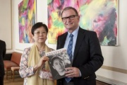 v.li.: Ministerin Li Xiaolin und Zweiter Nationalratspräsident Karlheinz Kopf (V) mit Gastgeschenken