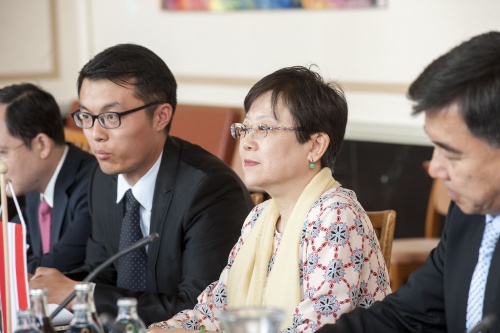 v.li.: Übersetzer, Ministerin Li Xiaolin und chinesischer Botschafter Bin Zhao