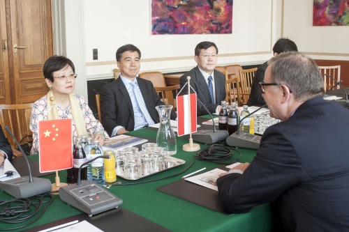 Aussprache. Blick auf die Chinesische Delegation mit Ministerin Li Xiaolin (li), chinesischer Botschafter Bin Zhao (2.v.li) und weiteren Delegationsmitgliedern