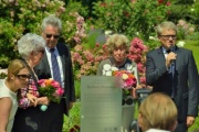 Bürgermeister von Linz Klaus Luger (re) (am Wort) und Bundespräsident Heinz Fischer (3.v.re.) bei der Enthüllung der Gedenktafel für Nationalratspräsidentin Barbara Prammer im Rosarium Linz
