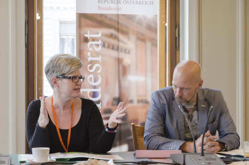 v.li.: Bettina Fernsebner-Kokert und Bundesrat Marco Schreuder (G)