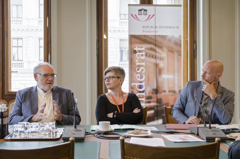 v.li.: Gottfried Marckhgott (am Wort), Bettina Fernsebner-Kokert und Bundesrat Marco Schreuder (G)