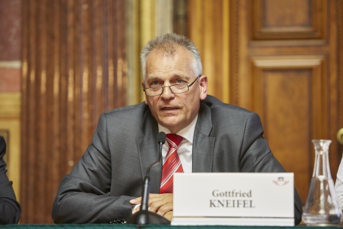 Bundesratspräsident Gottfried Kneifel am Wort