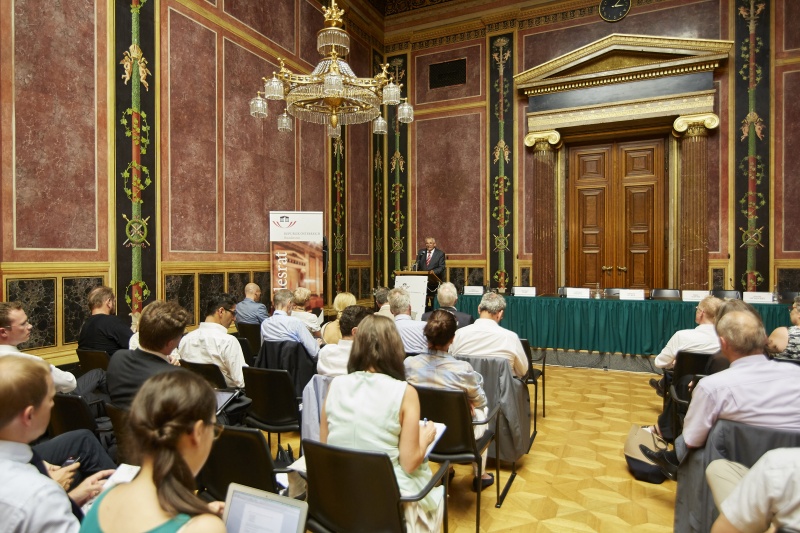 Bundesratspräsident Gottfried Kneifel begrüßt die VeranstaltungsteilnehmerInnen. Blick Richtung VeranstaltungsteilnehmerInnen