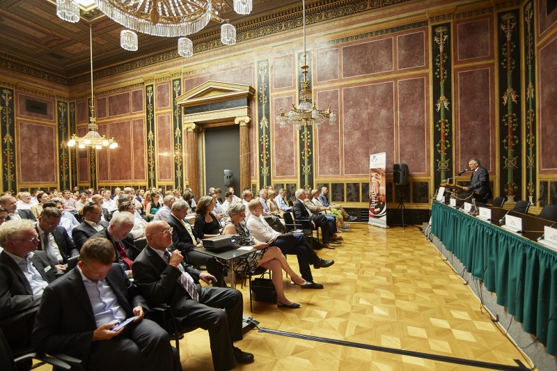 Bundesratspräsident Gottfried Kneifel begrüßt die VeranstaltungsteilnehmerInnen. Blick Richtung VeranstaltungsteilnehmerInnen