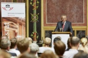 Bundesratspräsident Gottfried Kneifel begrüßt die VeranstaltungsteilnehmerInnen. Blick Richtung VeranstaltungsteilnehmerInnen