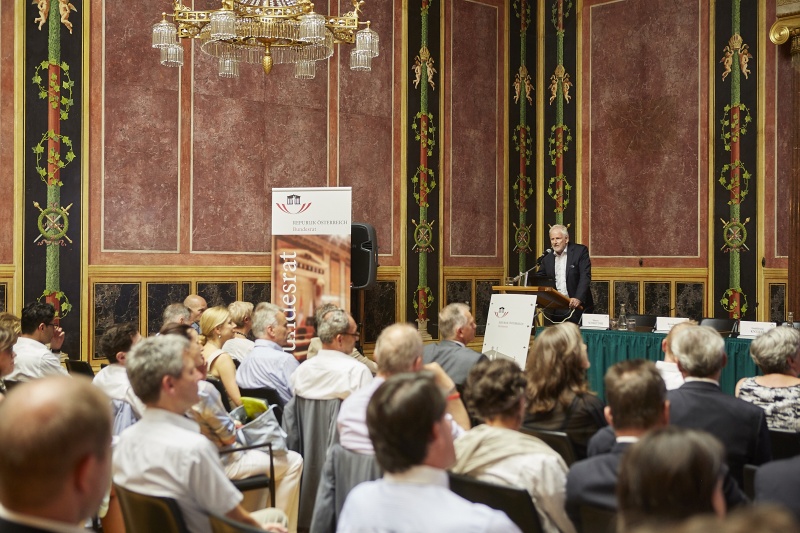 Kepler-Universitä Hagenberg, Bruno Buchberger am Rednerpult. Blick Richtung VeranstaltungsteilnehmerInnen