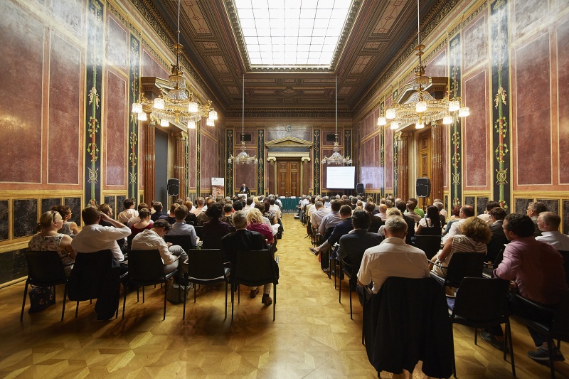 Kepler-Universität Hagenberg, Bruno Buchberger am Rednerpult. Blick Richtung VeranstaltungsteilnehmerInnen