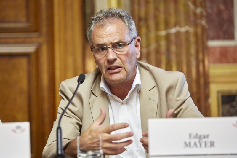 Bundesrat Edgar Mayer (V) am Podium