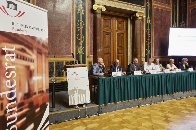 Podium v.li.: Bundesrat Marco Schreuder (G), Bundesrat Reinhard Todt (S), Bundesratspräsident Gottfried Kneifel (V), Johannes Huber, Bundesrat Edgar Mayer (V), Bundesrätin Monika Mühlwerth (F) und  Andreas Kovar