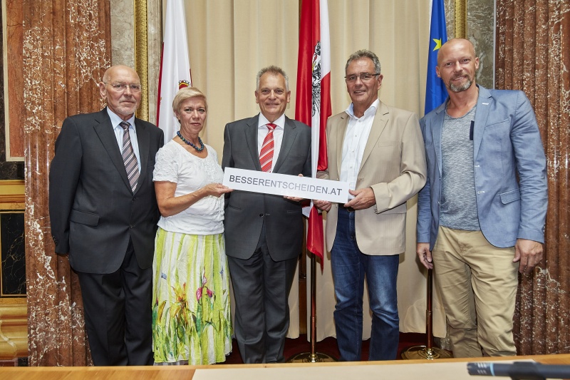 v.li.: Bundesrat Reinhard Todt (S), Bundesrätin Monika Mühlwerth (F), Bundesratspräsident Gottfried Kneifel (V), Bundesrat Edgar Mayer (V) und Bundesrat Marco Schreuder (G)