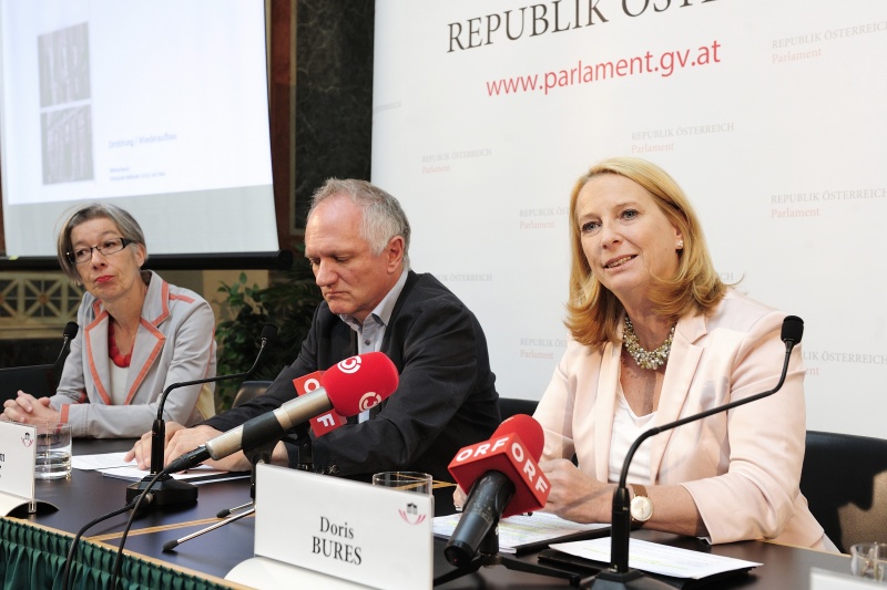 v.re.: Nationalratspräsidentin Doris Bures (S), Historiker Bertrand Perz und Historikerin Verena Pawlowsky