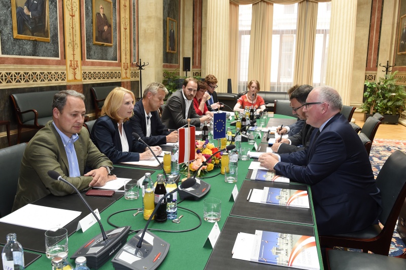 Aussprache. Linke Tischhälfte: Österreichische Delegation v.li.: Klubobmann Andreas Schieder (S), Nationalratspräsidentin Doris Bures (S), Klubomann Reinhold Lopatka (V), Nationalratsabgeordneter Nikolaus Scherak (N) und Parlamentsbedienstete. Rechte Tischhälfte: der Vizepräsident der Europäischen Kommission Franz Timmermans