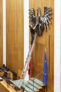 Begutachtung der stählernen Skulptur des Bundesadlers durch einen Parlamentsbediensteten