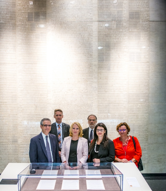 v.li.: Executive Director Leo Baeck Institut William H. Weitzer, Veranstaltungsteilnehmer, Nationalratspräsidentin Doris Bures (S) und Director of Research  and Chef Archivist Leo Baeck Institut Frank Mecklenburg, Deputy Consul General  Waltraud Dennhardt-Herzog und Parlamentsdirektion Brigitte Brenner