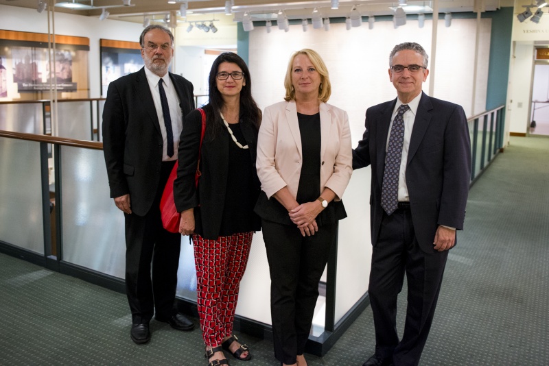 v.li.: Director of Research and Chef Archivist Leo Baeck Institut Frank Mecklenburg, Deputy Consul General Waltraud Dennhardt-Herzog, Nationalratspräsidentin Doris Bures (S) und Executive Director Leo Baeck Institut William H. Weitzer