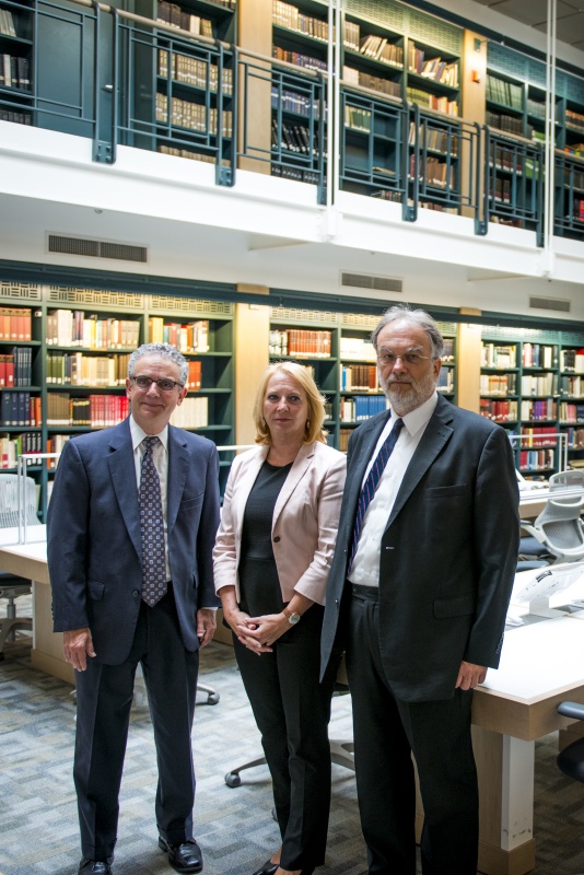 v.li.: Executive Director Leo Baeck Institut William H. Weitzer, Nationalratspräsidentin Doris Bures (S) und Director of Research and Chef Archivist Leo Baeck Institut Frank Mecklenburg