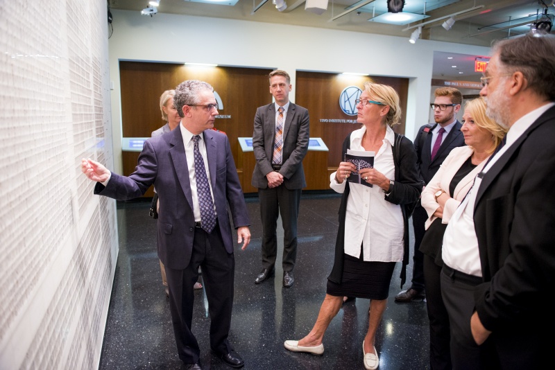 Executive Director Leo Baeck Institut William H. Weitzer (li), Nationalratspräsidentin Doris Bures (S) (2.v.re.) und weitere VeranstaltungsteilnehmerInnen während der Führung durch das Leo Baeck Institut