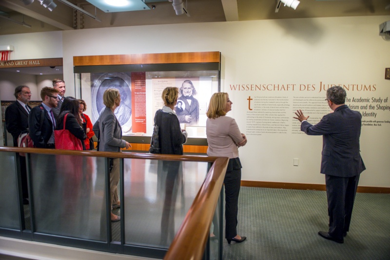 v.re.: Executive Director Leo Baeck Institut William H. Weitzer, Nationalratspräsidentin Doris Bures (S) und weitere VeranstaltungsteilnehmerInnen während der Führung durch das Leo Baeck Institut