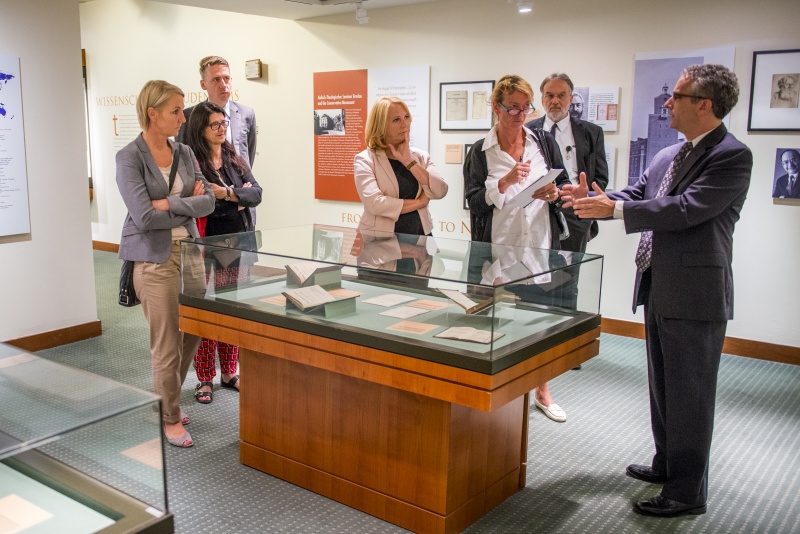 Executive Director Leo Baeck Institut William H. Weitzer (re), Nationalratspräsidentin Doris Bures (S) (Mitte) und weitere VeranstaltungsteilnehmerInnen während der Führung durch das Leo Baeck Institut