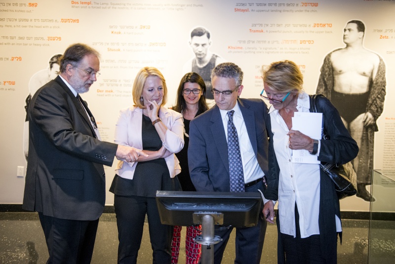 v.li.: Director of Research and Chef Archivist Leo Baeck Institut Frank Mecklenburg, Nationalratspräsidentin Doris Bures (S), Deputy Consul General Waltraud Dennhardt-Herzog, Executive Director Leo Baeck Institut William H. Weitzer und Veranstaltungsteilnehmerin während der Führung durch das Leo Baeck Insititut