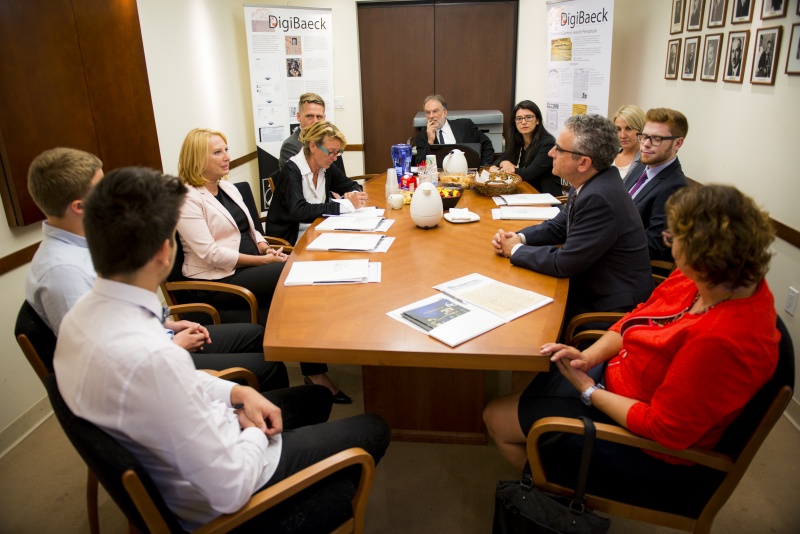 Aussprache zwischen Nationalratspräsidentin Doris Bures (S) (3.v.l.i) und dem Executive Director Leo Baeck Institut William H. Weitzer (2.v.re.)