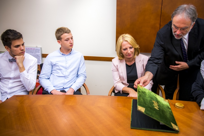 v.re.: Director of Research and Chef Archivist Leo Baeck Institut Frank Mecklenburg präsentiert Nationalratspräsidentin Doris Bures (S) historische Dokumente