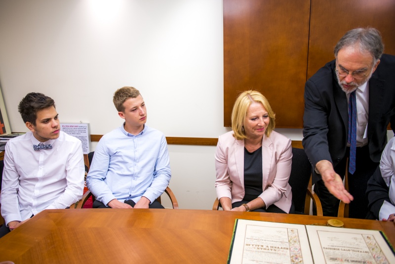 v.re.: Director of Research and Chef Archivist Leo Baeck Institut Frank Mecklenburg präsentiert Nationalratspräsidentin Doris Bures (S) historische Dokumente