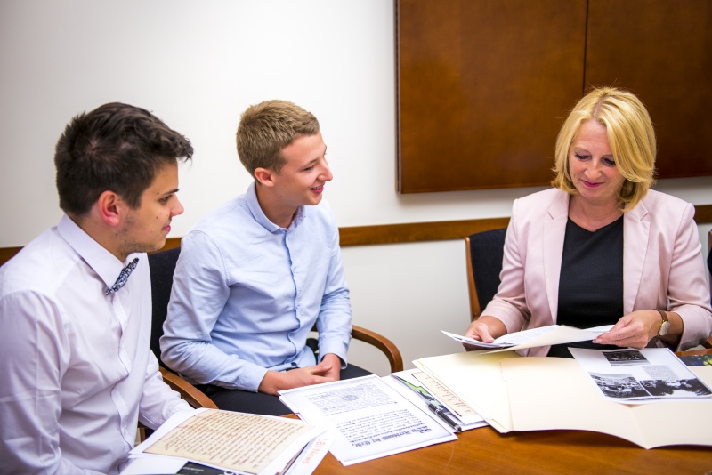 Nationalratspräsidentin Doris Bures (S) (r) im Gespräch mit Jugendlichen