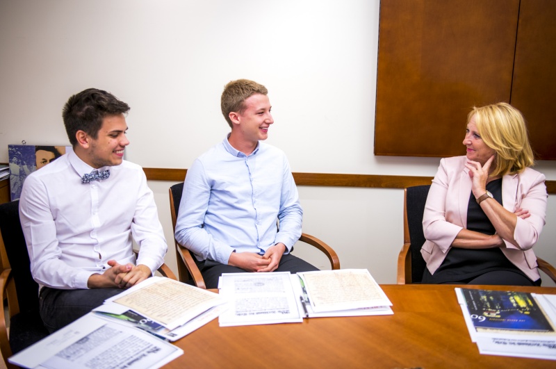 Nationalratspräsidentin Doris Bures (S) (r) im Gespräch mit Jugendlichen