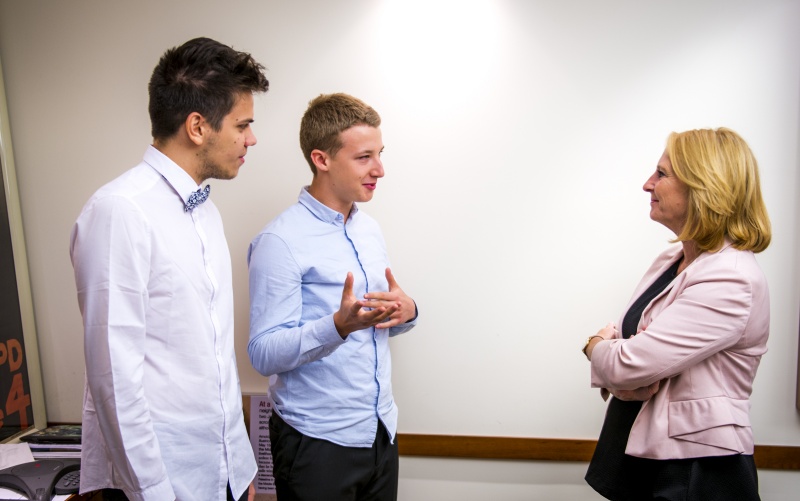 Nationalratspräsidentin Doris Bures (S) (r) im Gespräch mit Jugendlichen